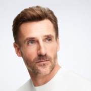 Definizione del profilo il lifting non invasivo per l'area sotto il mento